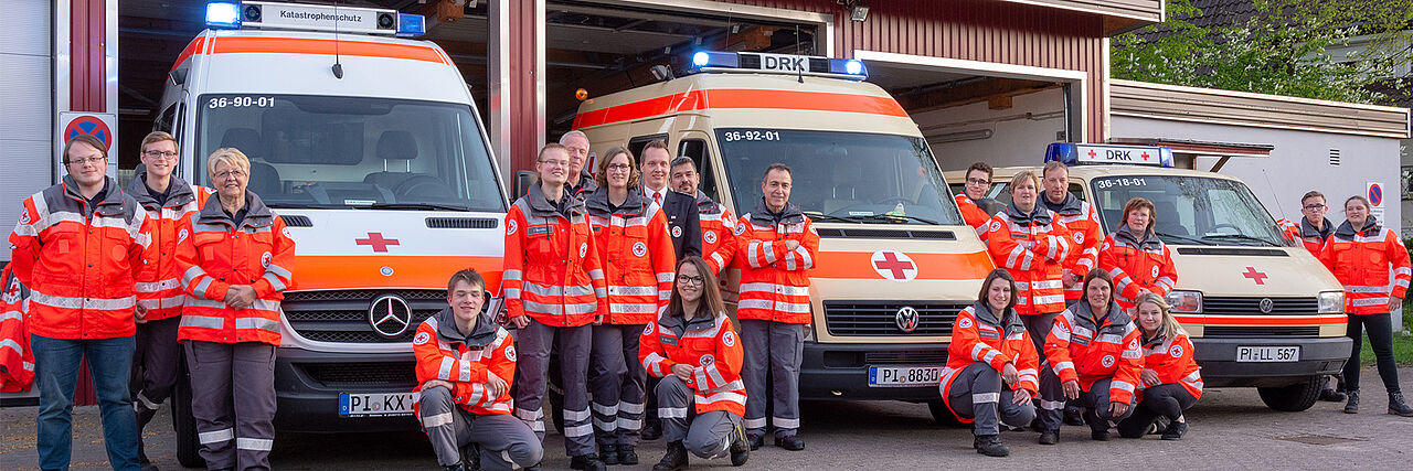 Die Bereitschaft mit Fahrzeugen vor den Fahrzeughalle